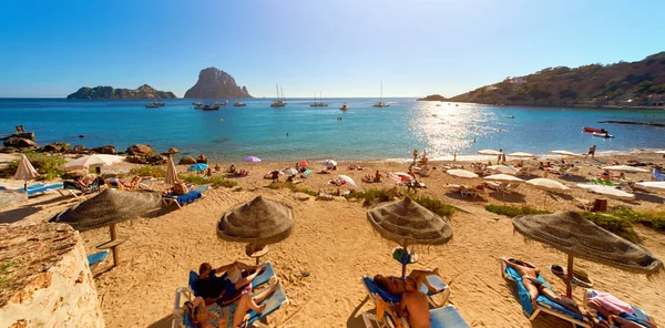  Cala d'Hort Beach'te yaz zevk insanlar. İspanya