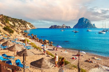 Cala d'Hort Beach'te yaz zevk insanlar. İspanya