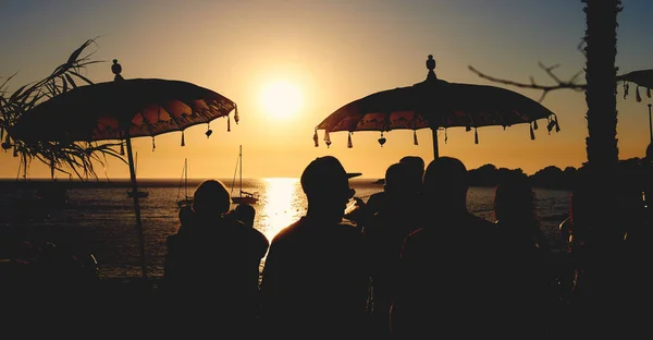 Folk under solnedgang på Calo des Moro på Ibiza. Spania – stockfoto