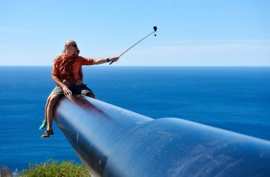 Turistler Castillitos pil oturma selfie fotoğraf çekme