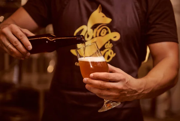 Homme versant de la bière au verre — Photo