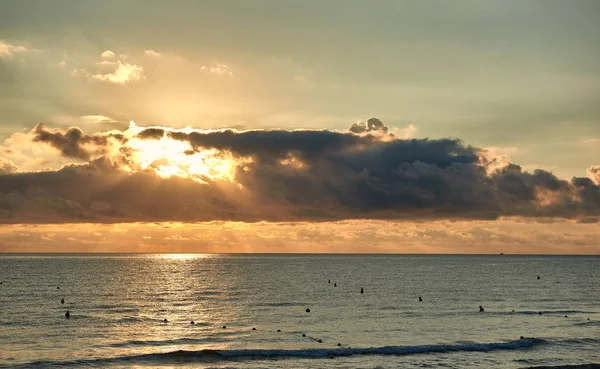 Hermoso amanecer sobre el mar Mediterráneo . — Foto de Stock