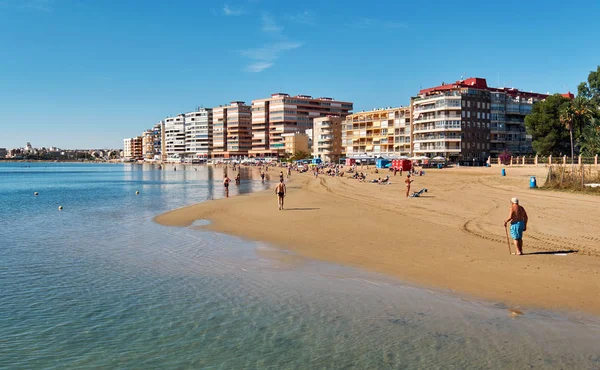 Acequion stranden i Torrevieja resort staden. Spanien — Stockfoto