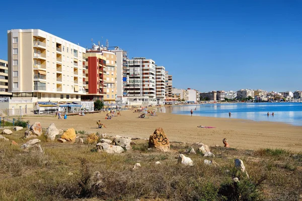 Acequion plaży w mieście Torrevieja resort. Hiszpania — Zdjęcie stockowe