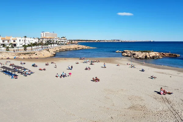 Personas tomando el sol en la playa de Cala Capitan. España —  Fotos de Stock