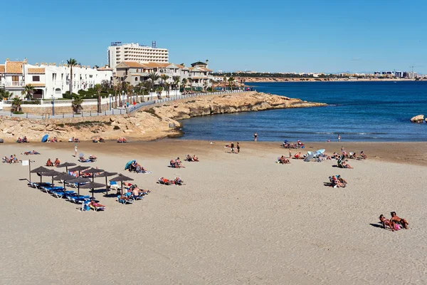 Personas tomando el sol en la playa de Cala Capitan. España — Foto de Stock