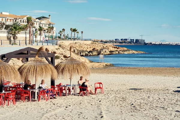 人々 の岬 Roig のビーチのカフェで座っています。スペイン — ストック写真