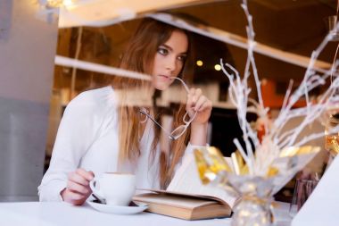 Bir restoranda genç esmer