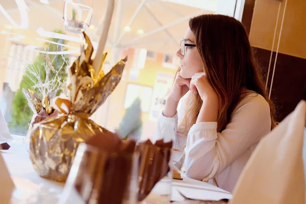 Jonge brunette in een restaurant — Stockfoto