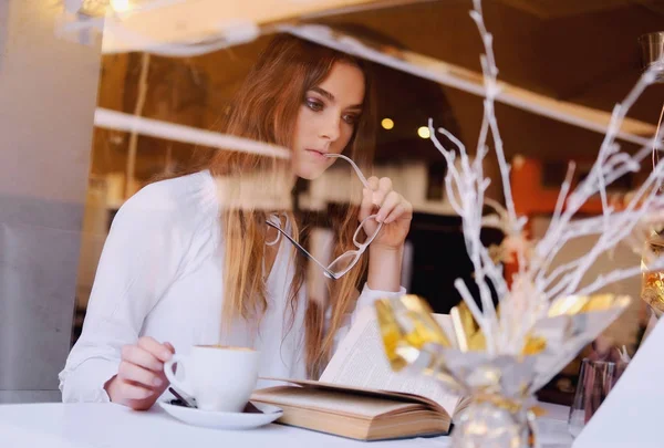 Junge Brünette in einem Restaurant — Stockfoto