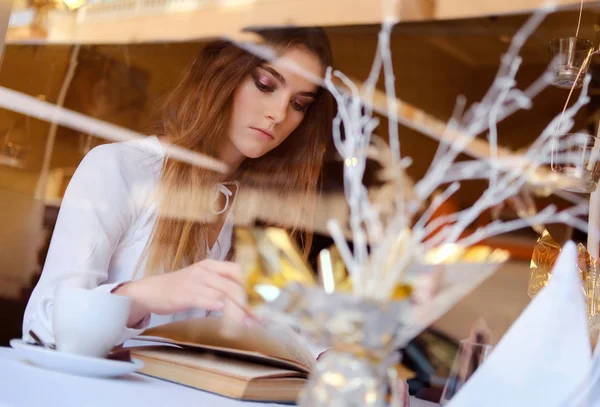 Jonge brunette in een restaurant — Stockfoto