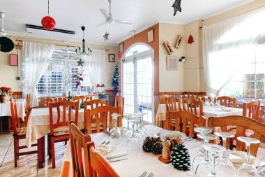 Restoran iç Noel süslemeleri ile