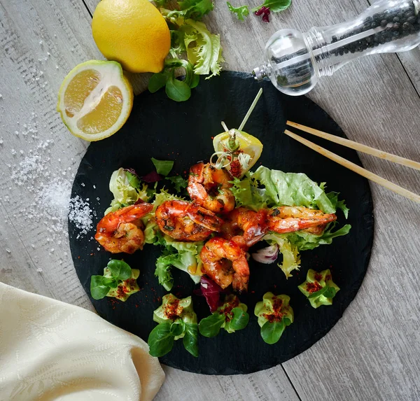 Barbacoa gambas a la parrilla con ensalada de guacamole —  Fotos de Stock