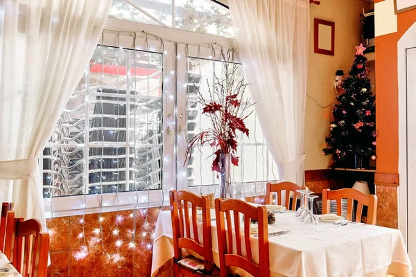 Interior del restaurante con decoraciones navideñas — Foto de Stock