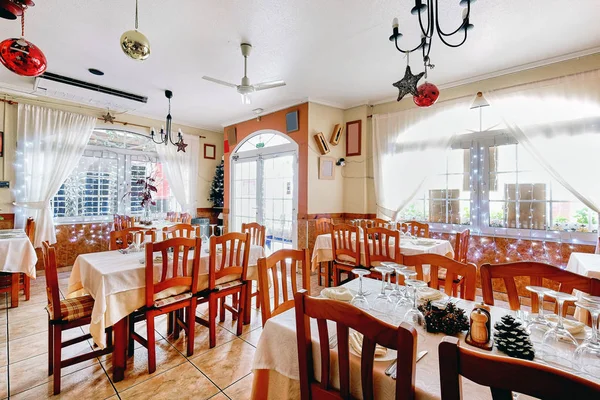 Intérieur du restaurant avec décorations de Noël — Photo