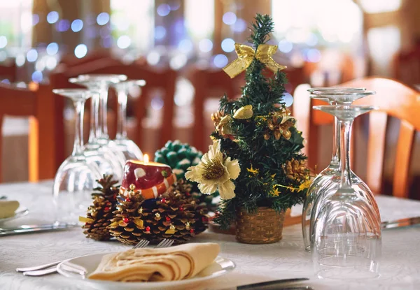 Cadre de table avec décorations de Noël dans un restaurant . — Photo