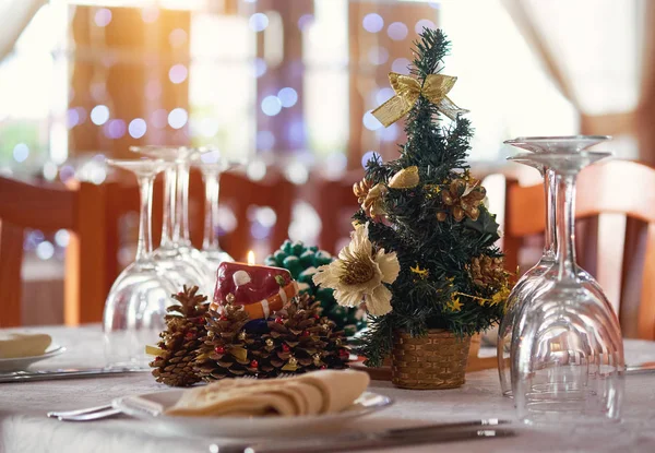 Накрытие стола с рождественскими украшениями в ресторане . — стоковое фото