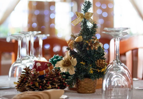 Cadre de table avec décorations de Noël dans un restaurant . — Photo