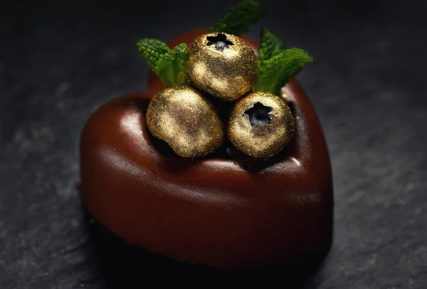 Torta al cioccolato con mirtilli e foglia di menta — Foto Stock