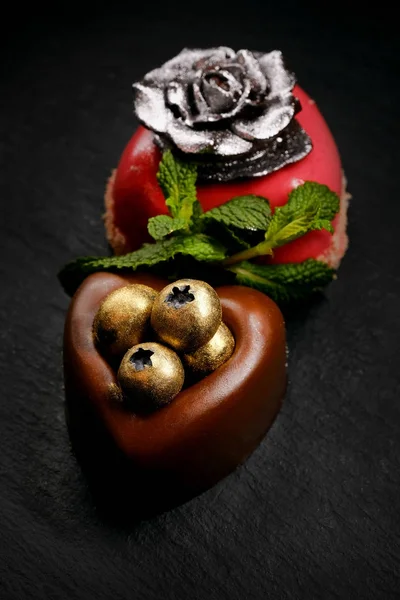 Två hjärtformade kakor dekorerad med silver och guld paljett — Stockfoto