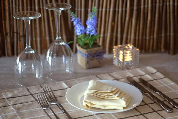 Apparecchiare la tavola in un ristorante — Foto Stock