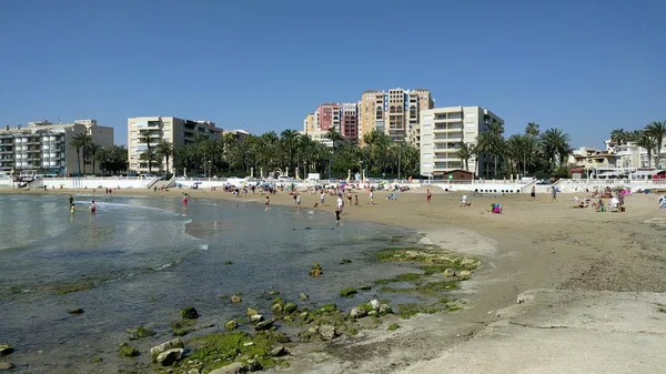 Pláž ve městě Torrevieja resort. Španělsko — Stock fotografie