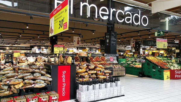 Variedade de produtos à base de carne num supermercado do Carrefour. Espanha — Fotografia de Stock