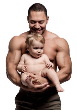 Beyaz arka plan üzerinde izole kızı ile atletik baba