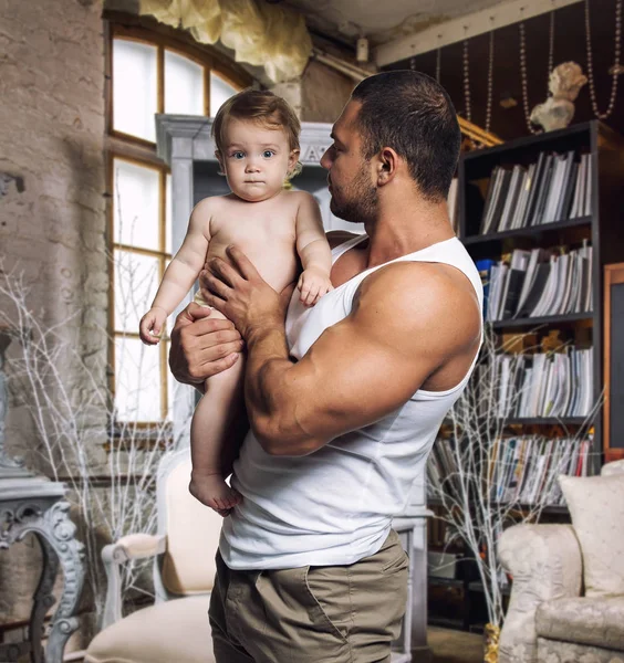 Athletic father with daughter at home — Stock Photo, Image