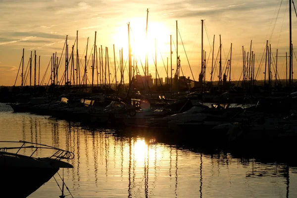 Silueta de un buque en el puerto de Torrevieja — Foto de Stock