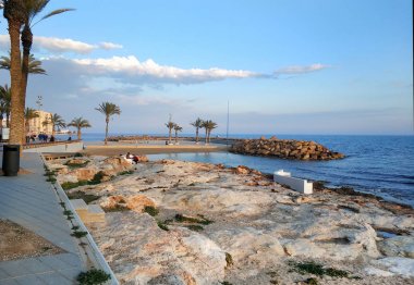 İnsanlar Torrevieja sahil tarafından