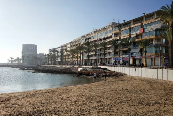 Strand in het resort stad van Torrevieja. Spanje — Stockfoto