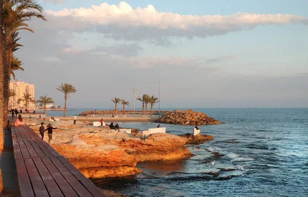 Puesta de sol en la playa rocosa de Torrevieja. Costa Blanca. España —  Fotos de Stock