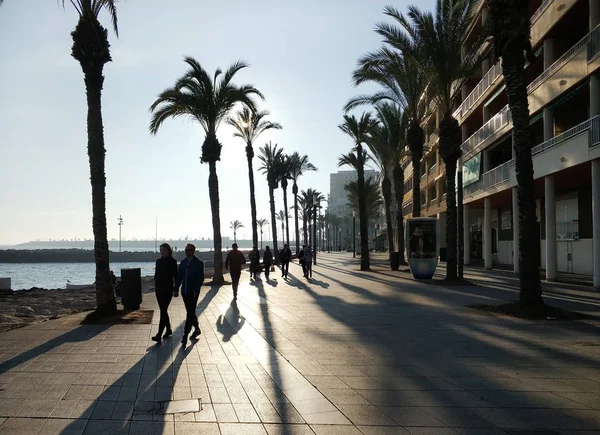 Menschen, die an der Strandpromenade von Torrevieja spazieren. costa blanca. Spanien — Stockfoto