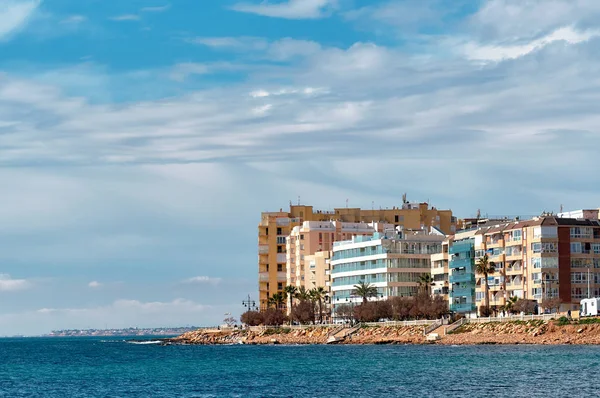 Wohnhäuser an der Küste torrevieja. Spanien — Stockfoto
