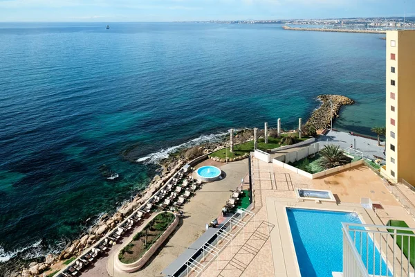 Boulevard van Torrevieja stad, van bovenaf bekijken. Costa Blanca. Spanje — Stockfoto