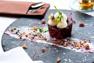 Sıcak çikolata ve mango dondurma çikolatalı sufle