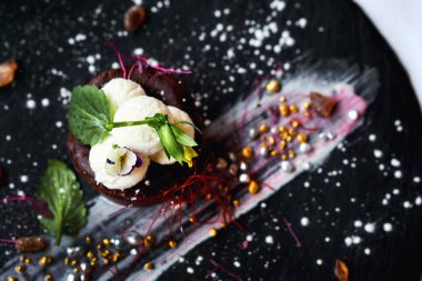 Sıcak çikolata ve mango dondurma çikolatalı sufle