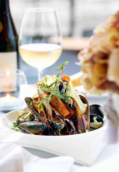 Mussels in a creamy sauce — Stock Photo, Image