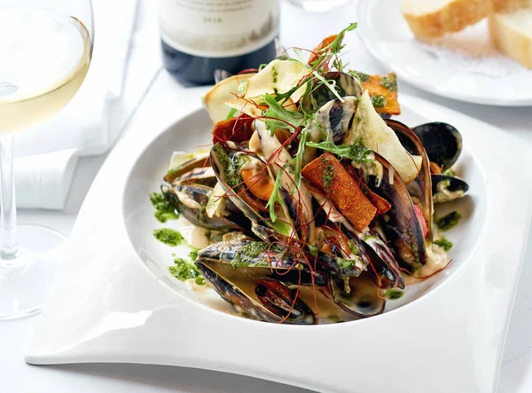 Mussels in a creamy sauce — Stock Photo, Image