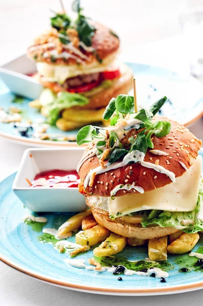 Burger mit Pommes — Stockfoto