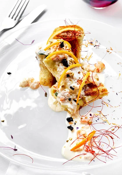 Crepes with prawns and cream cheese sauce — Stock Photo, Image