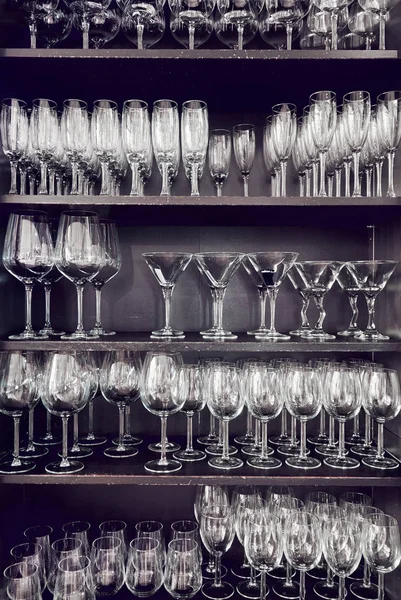 Variedad de vasos de cristal vacíos en un estante —  Fotos de Stock