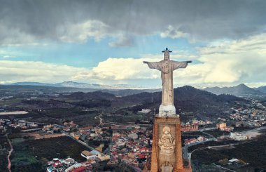 Monteagudo kalesinin tepesinde İsa heykeli. Murcia, İspanya