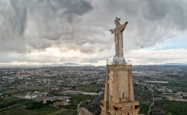 Monteagudo kalesinin tepesinde İsa heykeli. Murcia, İspanya