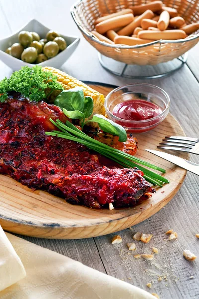 Delicious pork ribs seasoned with a spicy sauce — Stock Photo, Image