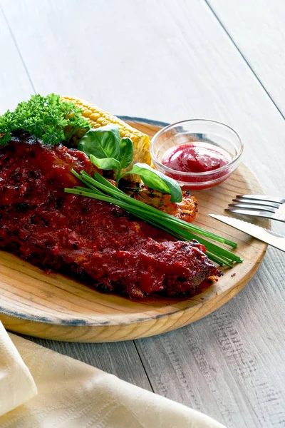 Delicious pork ribs seasoned with a spicy sauce — Stock Photo, Image