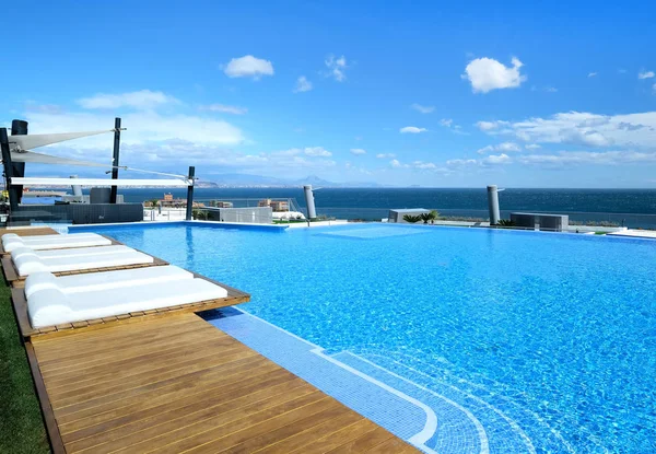 Junto a la piscina y vistas al mar Mediterráneo. España — Foto de Stock