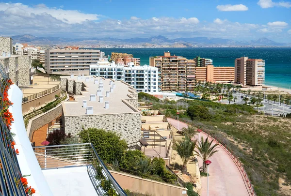 Widok z balkonu hotelu na wybrzeżu Alicante. — Zdjęcie stockowe