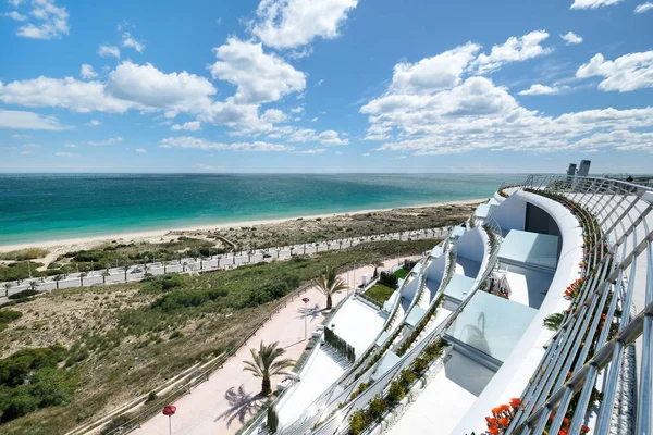 Vue depuis le balcon de l'hôtel jusqu'au littoral d'Alicante . — Photo